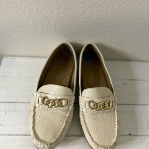 AEROSOLES Cream Loafers with Gold Chain